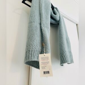 Sezane Naomi scarf in Bleu vert